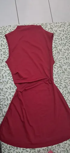 Vestido vermelho com gola.