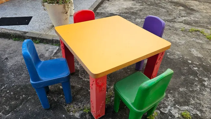 Conjunto mesa e 4 cadeiras