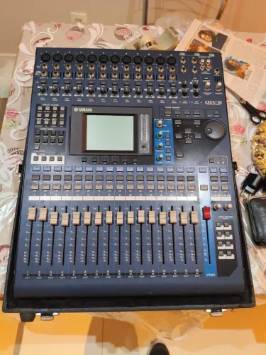 Mesa Yamaha 01V 96 + extensão de 8 canais, Powerplay PRO 8 e 2 equalizadores (behringer)