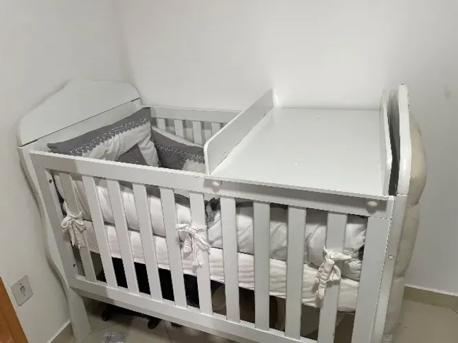 Berço Provençal Branco com Cabeceira Estofada 