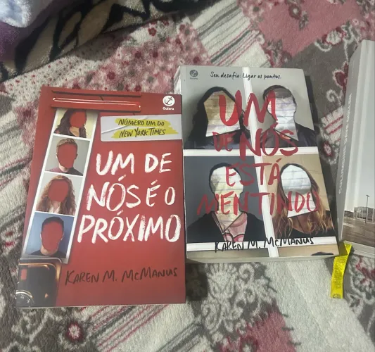 Livros Um de nós está mentindo e Um de nós é o próximo.