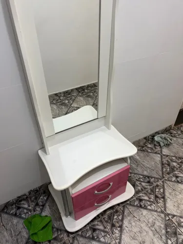 Vendo penteadeira rosa com espelho