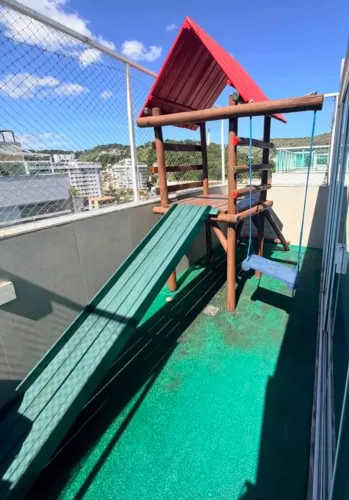 Playground com  Casinha,  balanço ,cama de gato e escorrega.