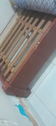 Cama solteiro de madeira...