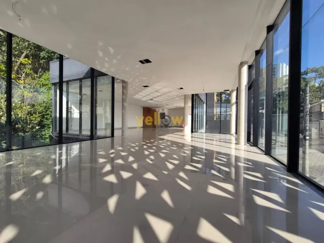 Salão para Locação no Centro de Arujá | 400m² e 5 Banheiros