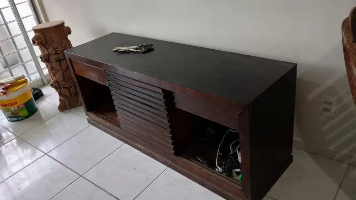 Sofá,rack, cadeira de balanço,e duas camas de solteiro, tudo no precinho. 