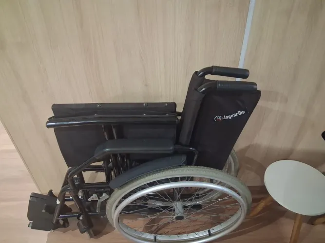 Cadeira de roda e cadeira higiênica 999.00 e 699.00