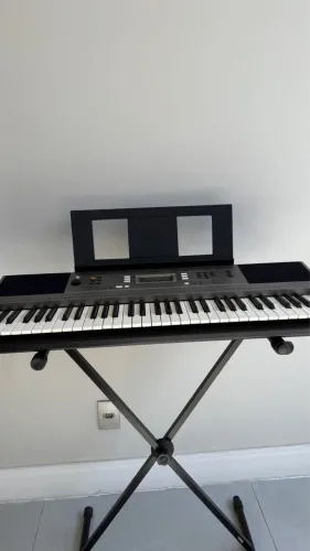 Teclado Yamaha PSR e353 com suporte