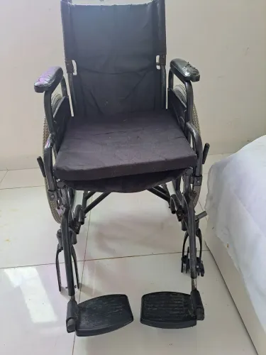 Cadeira de rodas com condições de uso, faltando uma roda.