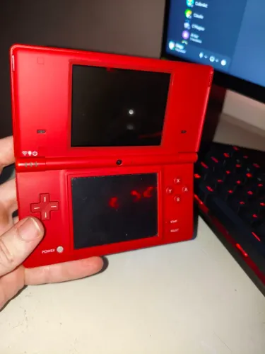 Nintendo DSi vermelho