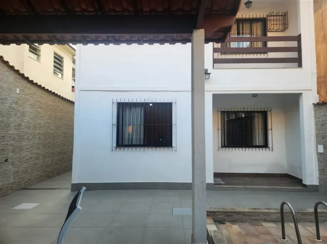 Casa duplex, no centro do bairro.