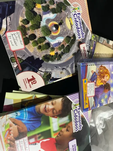 Um kiti de livro formando cidadãos do 1 ano