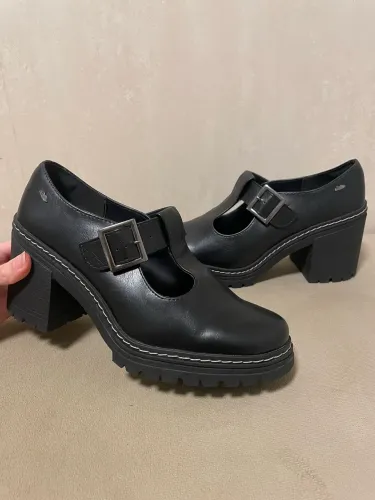 Sapato Dakota de salto alto grosso em couro preto