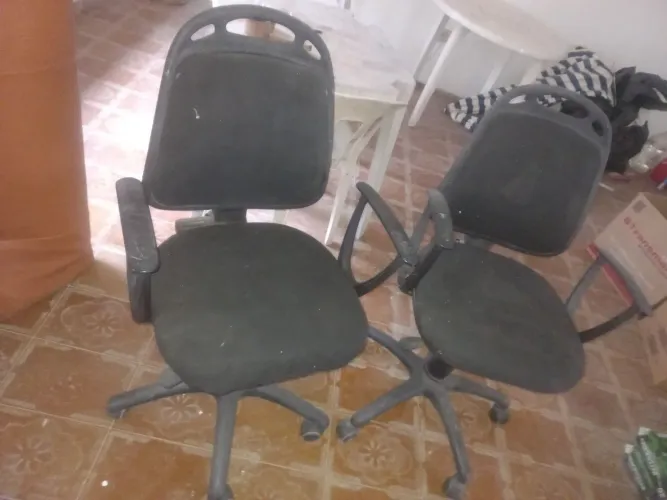 Par de Cadeiras giratórias com rodinhas 100 reais