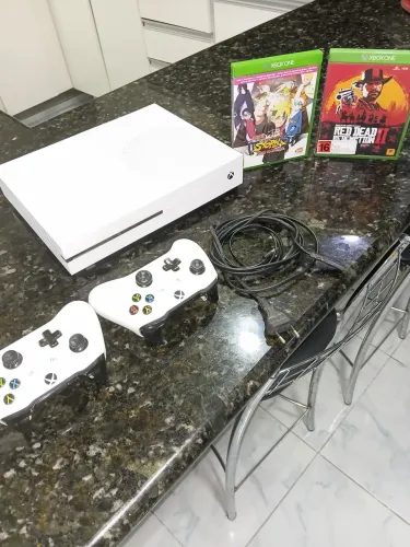Xbox series s dois controles baterias (com red redemption e naruto storm 4 roda to boruto)