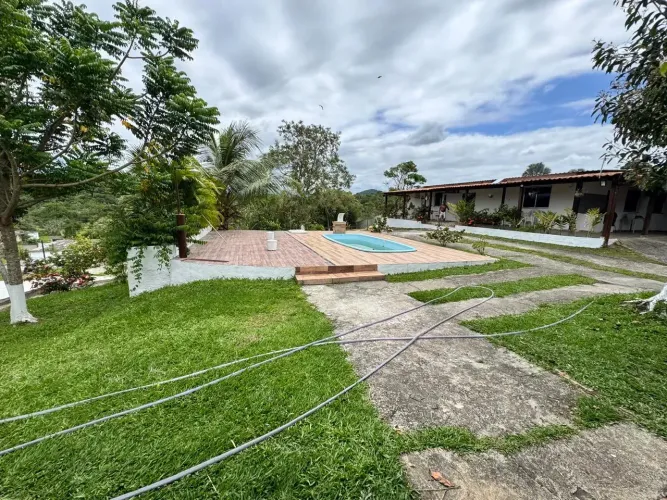 Lindo Sítio medindo 6.000m2 todo murado com 2 casas e galpão para festas - Guapimirim - RJ