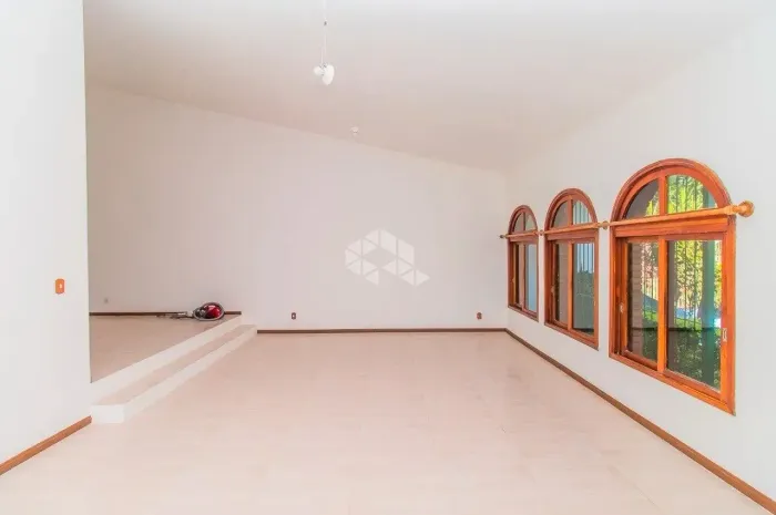 Casa com jardim amplo e piscina no Cristal