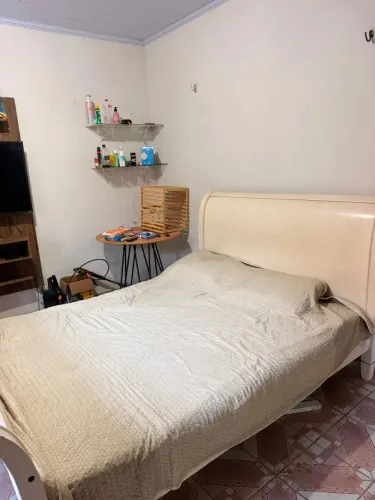 Cama de madeira com colchão