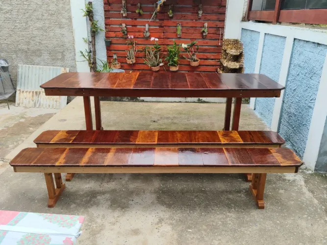 Mesa de madeira maciça demolição 2 ,50 C x 80 L x80 A com 2 banco 2,30 C x 30 L x 40 A