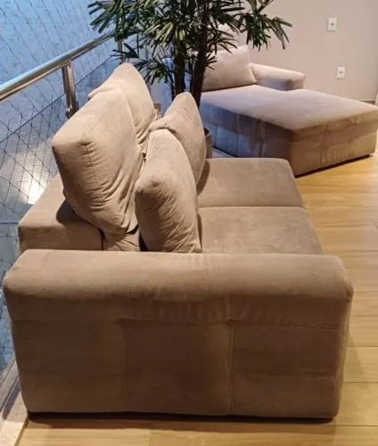 Conjunto de 2 sofás - um sofá retrátil de dois lugares e uma chaise longue em suede cinza