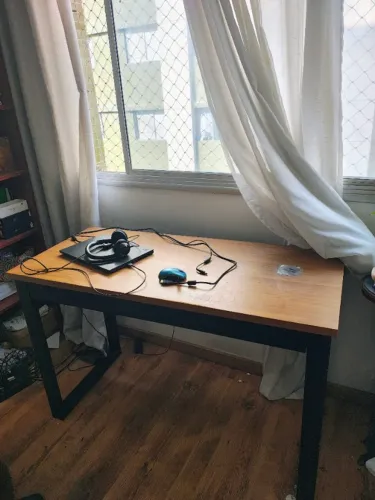 Mesa de trabalho semi nova, com gaveta