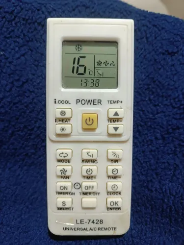 controle remoto universal para ar condicionado LE 7428 funcionando , falta a tampa traseir