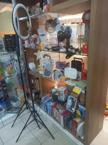 linda prateleira expositora acabamento fino de vidro e madeira