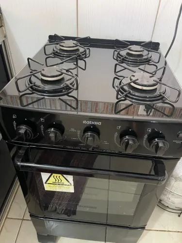 Vendo armário, apenas 6 meses de uso. Tenho outros móveis a venda, motivo: saindo do país