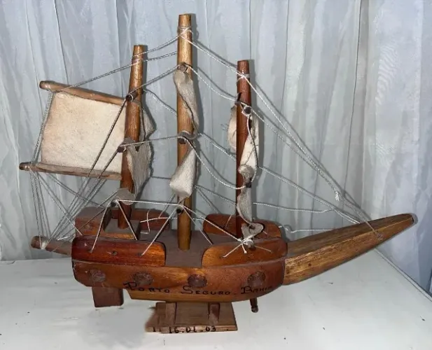 Miniatura De Barco Caravela Lembrança De Porto Seguro 2003
