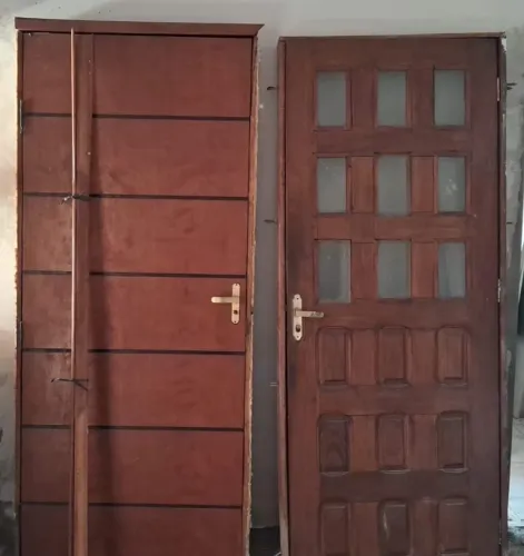 Porta de madeira com vidro medindo 90x2,10