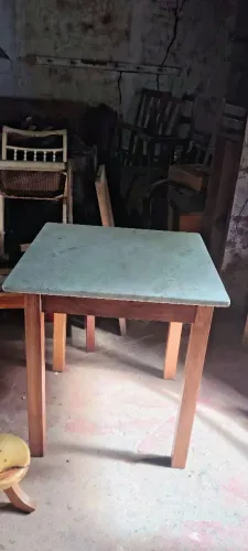 Mesa quadrada em mármore