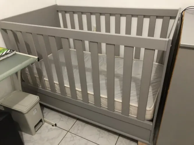 Berço infantil cinza com colchão em bom estado