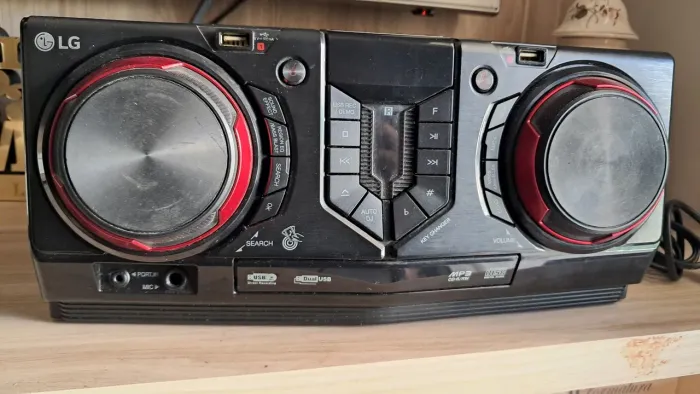 Aparelho de som LG CJ44 com defeito - Leia todo o anúncio.