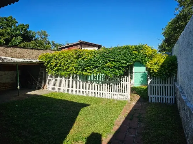CASA DE FUNDOS EM MEIO A NATUREZA COM CERQUINHA BRANCA