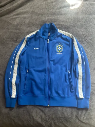 Jaqueta da CBF exclusiva com tecido luminoso nas laterais. 