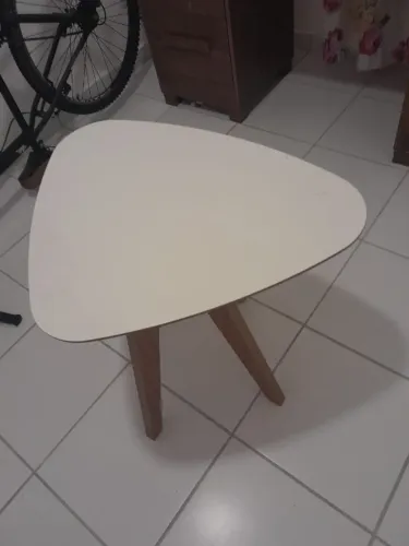 mesa de canto com tampo geométrico e pés palito em madeira