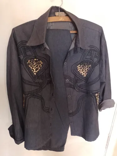 Conjunto de camisa e calça comprida de brim cinza ,bordado e detalhes em oncinha frente e