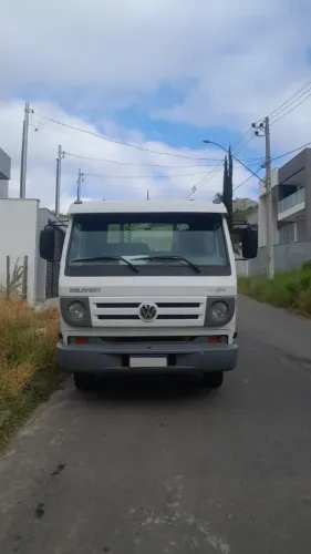 Caminhão VW 9-150 cumins com Plataforma