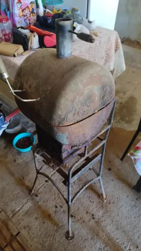 churrasqueira a bafo portátil feita com adaptação de botijão de gás