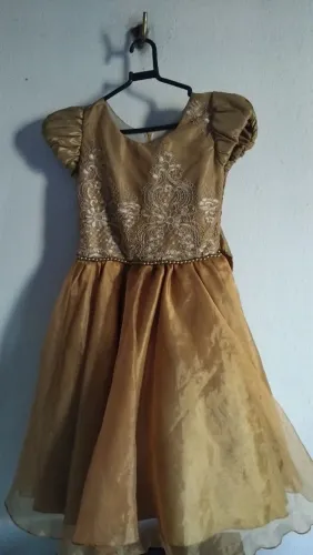 Vestido de festa com acessório