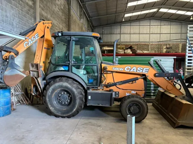 Retroescavadeira CASE
