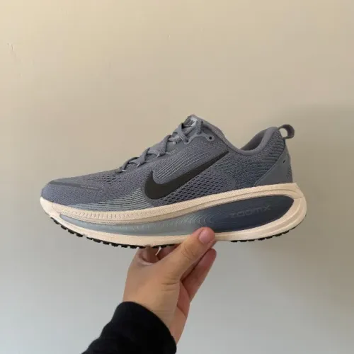 Tenis Nike Vomero 18 - TAMANHO 41