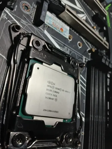 Xeon 2696v3 18 núcleos e 36 threads