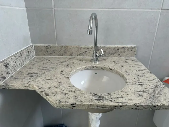 Bancada em Granito Banco Dallas + Cuba Celite 0,6m x 0,45m e 0,36m