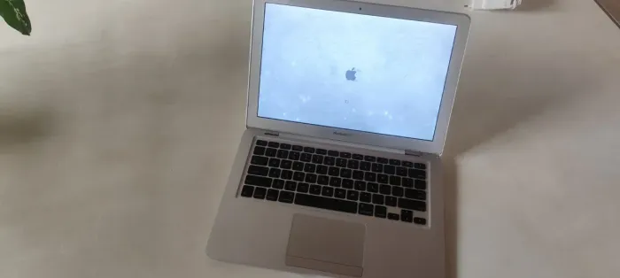 MACBOOK AIR NO ESTADO COM CARREGADOR ORIGINAL (BATERIA BOA) - R$ 400