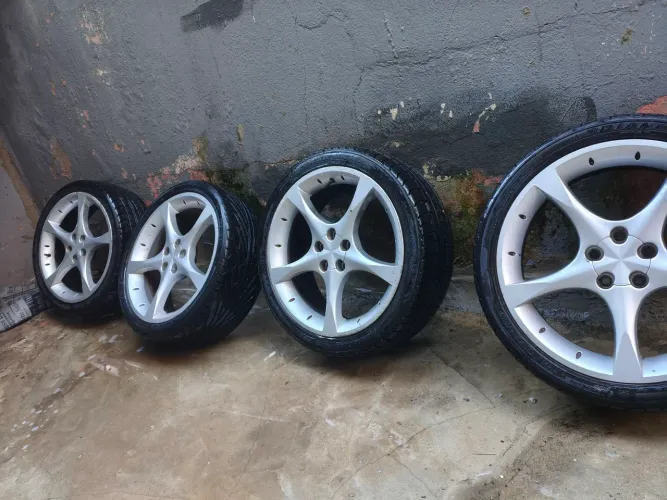 Rodas aro 17 com 5 furos com pneus novos
