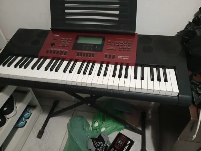 Vendo teclado Cássio ctk 6250 acompanha estante porta partitura e uma capa meia vida