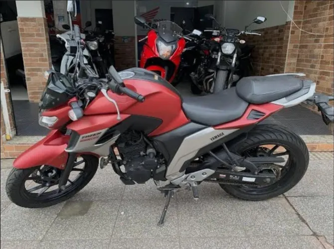 Quer uma moto de procedência, econômica e de boas manuseabibilidade? Então essa é pra vc.