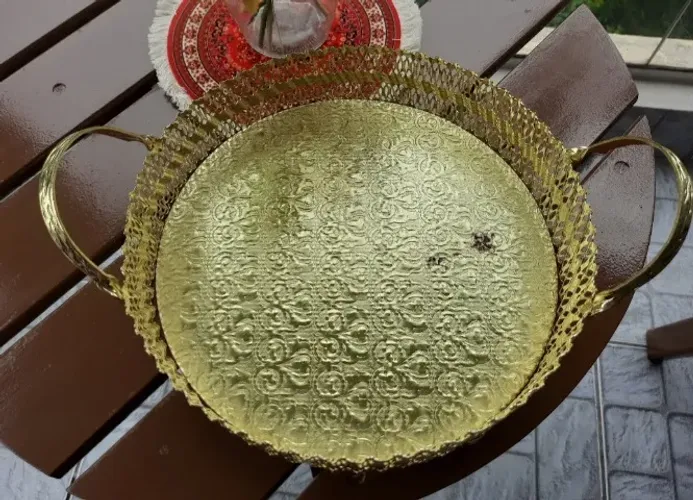Bandeja antiga em metal fenestrado 28cm diâmetro