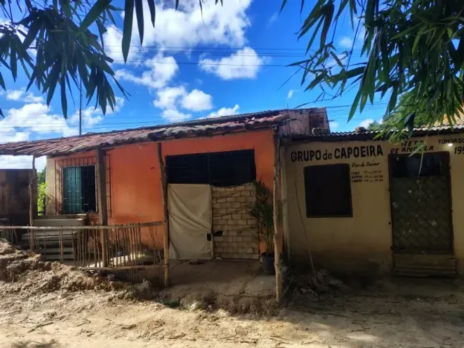 Vende se ou troca duas casas juntas uma a outra  a primeira contém, 3 quartos uma varanda